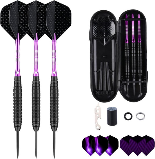Stalen tip dartset met drie paarse en zwarte darts, diverse gewichten (22g, 23g, 24g, 27g), dartstengels vluchten, extra vluchten, een draagtas inbegrepen plus accessoires: rubberen O-ringen (50 stuks), veerringen (12 stuks) en een dartslijper gereedschap.