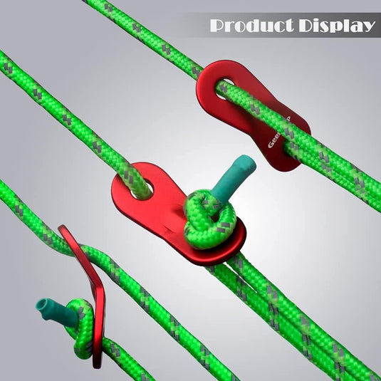Reflecterende scheerlijn touwen met groene nylon deur rode metalen karabijnhaken tegen een grijze achtergrond accentueren "Product Display" tekst, ideaal voor je kampeeravonturen.
