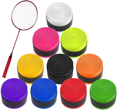 Een badmintonracket met een rode grip ligt naast tien rollen van onze 