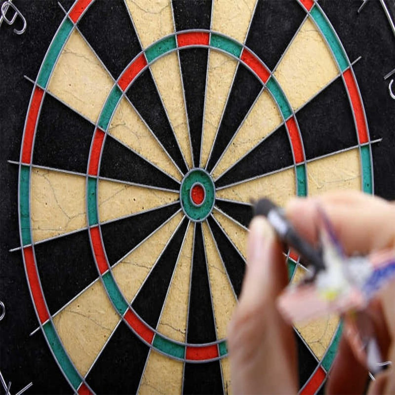 Load image into Gallery viewer, Close-up van een hand die een pijl vasthoudt uit &quot;Perfecte dartpijlen voor beginners en enthousiaste spelers!&quot; 🎯 voor een dartbord met zijn levendige rode, groene, zwarte en beige delen.
