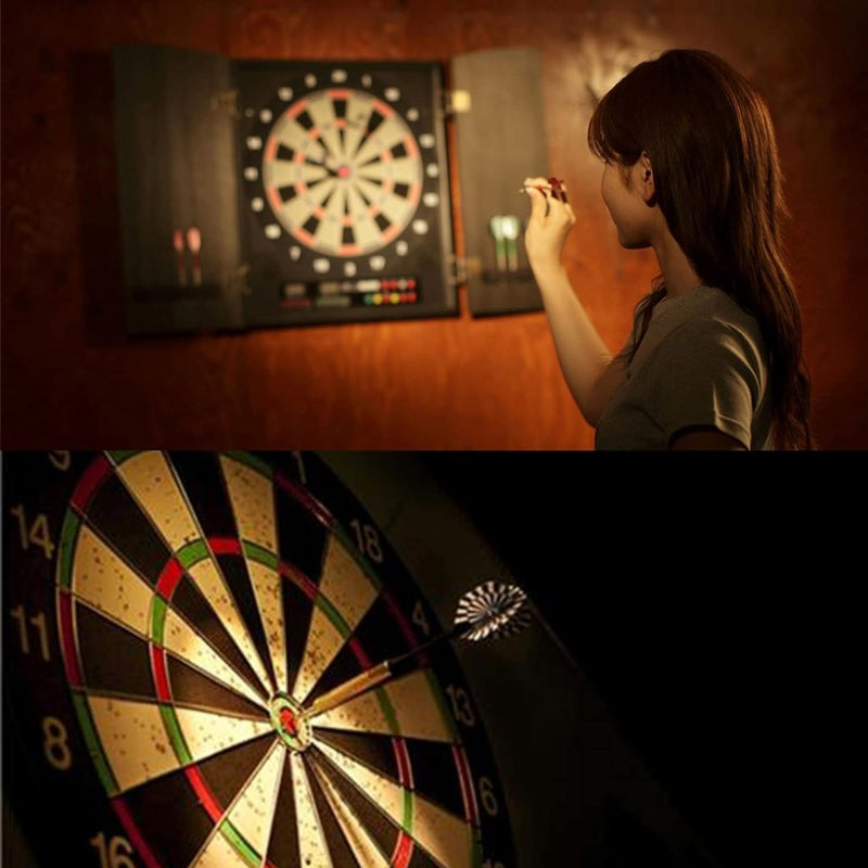 Load image into Gallery viewer, Een vrouw richt vanuit haar dartset op een dartbord aan de muur. In close-up is te zien hoe de Perfecte dartpijlen voor beginners en enthousiaste spelers door de lucht schieten en precies hun doel raken.
