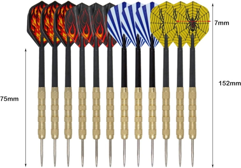 Load image into Gallery viewer, De set &quot;Perfecte dartpijlen voor beginners en enthousiaste spelers! 🎯&quot; bevat twaalf darts met unieke flights zoals vlammen, strepen en spinnenweb designs. Elke steel-tip dart is 7mm breed, 152mm lang en heeft een flight span van 75mm voor nauwkeurig richten.

