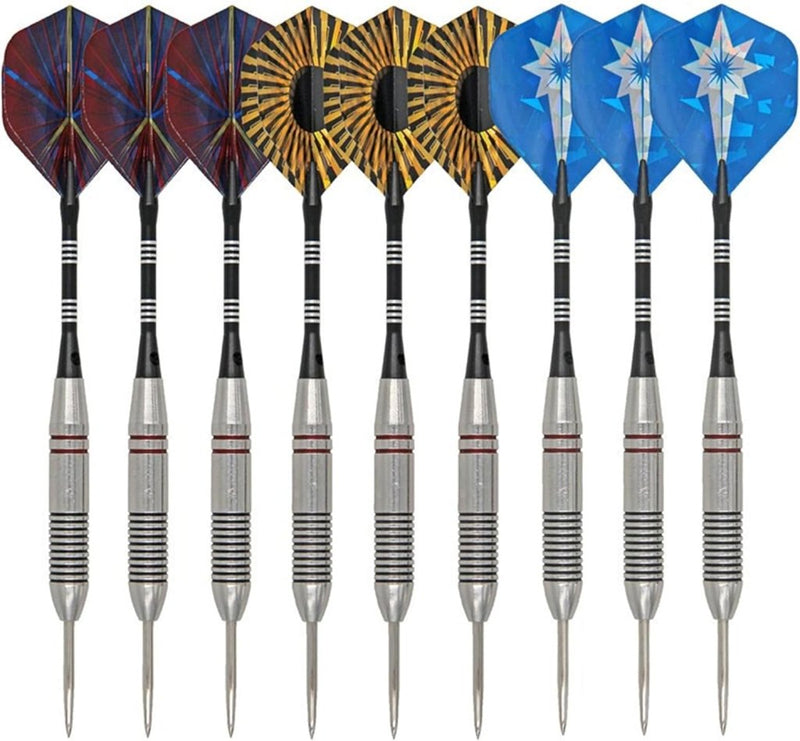 Load image into Gallery viewer, De set &quot;Perfecte dartpijlen voor beginners en enthousiaste spelers! 🎯&quot; bevat negen darts met stalen punt, metalen barrels en felle flights in de kleuren rood, strak zwart en goud, en dynamisch blauw met sterrendesign.
