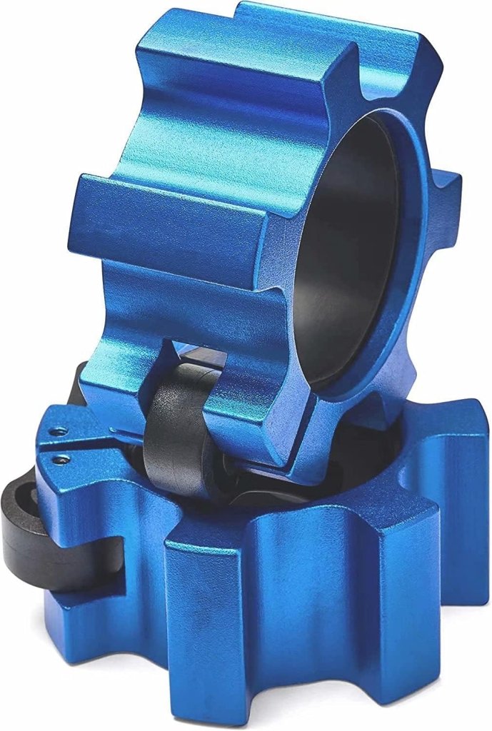 Load image into Gallery viewer, Train professioneel met deze Olympische halterklemmen in metallic blauw, uitgerust met een tandwielachtige vorm. Perfect voor CrossFit-liefhebbers, ze tonen een solide constructie en een strak ontwerp als ze worden gestapeld.
