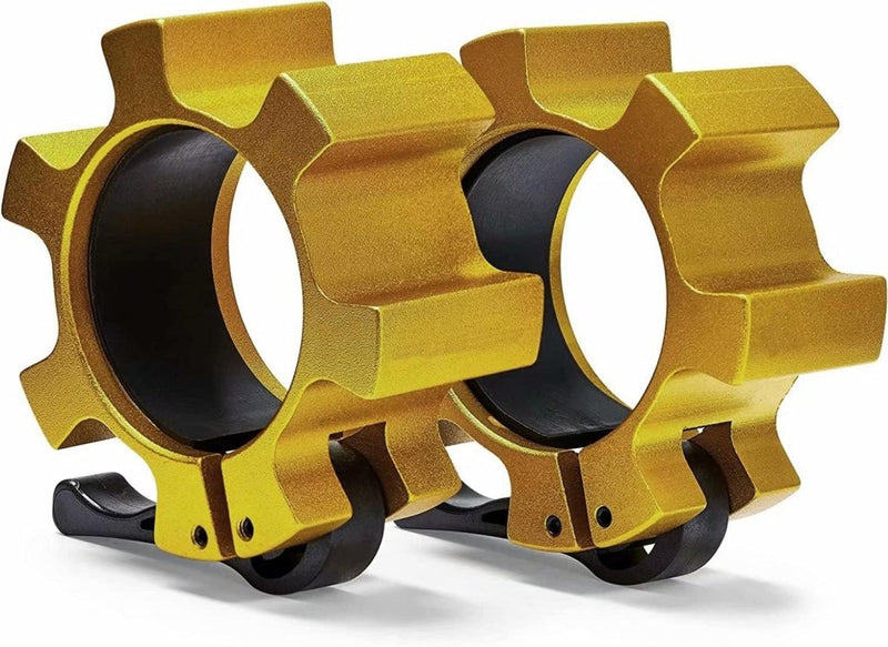 Load image into Gallery viewer, Twee metallic gouden tandwielvormige halterkragen met hoogwaardige klemmen en zwarte hefboomklemmen houden de gewichten veilig op een Olympische halter, ideaal voor CrossFit-liefhebbers. Train professioneel met deze Olympische halterklemmen!.
