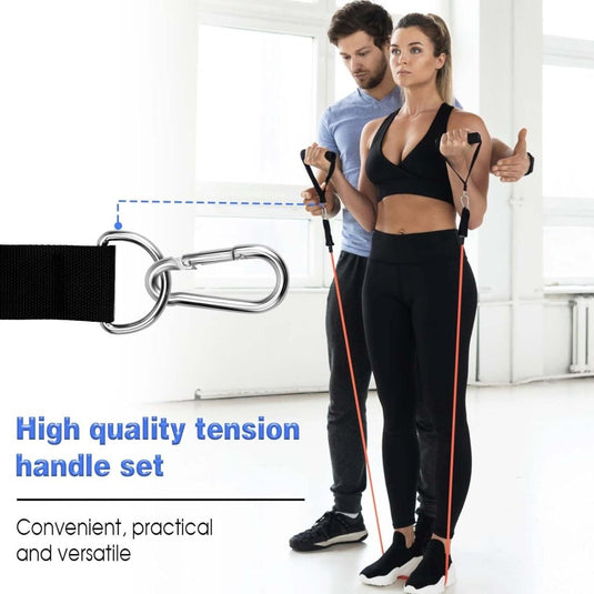 Een man helpt een vrouw met "Ervaar ultieme krachttraining met deze weerstandsgrepen", een praktische en veelzijdige set weerstandsgrepen die perfect is voor krachttraining en daarom een onmisbaar fitnessapparaat is.