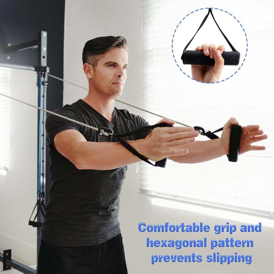 Een man oefent met weerstandsbanden in een lichte kamer, met de nadruk op Ervaar ultieme krachttraining met deze weerstandsgrepen. Een close-up toont de comfortabele grip van de handgreep en het hexagonale patroon dat uitglijden voorkomt.