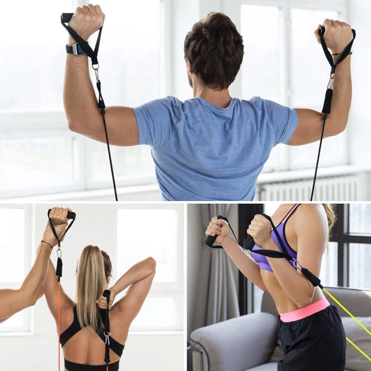 Drie personen trainen binnen met Ervaar ultieme krachttraining met deze weerstandsgrepen, waarbij ze verschillende arm- en schouderoefeningen uitvoeren. Hun gesynchroniseerde bewegingen laten de veelzijdigheid van het product zien in een dynamische setting.