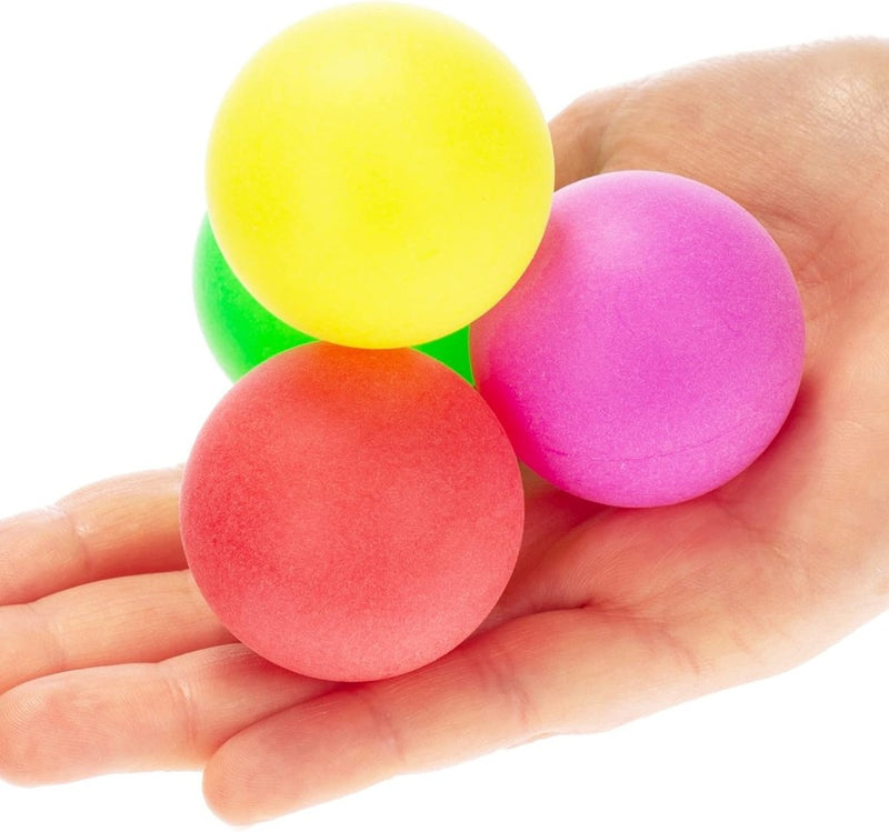 Laad afbeelding in Galerijviewer, Een hand houdt vier felgekleurde rubberen ballen vast – geel, roze, rood en groen – gemaakt van duurzaam kunststof, elk met een standaardformaat van 40 mm. Afgezet tegen een witte achtergrond. Onderdeel van &quot;De perfecte set van 24 tafeltennisballen – Voor pingpong, bierpong en meer!.
