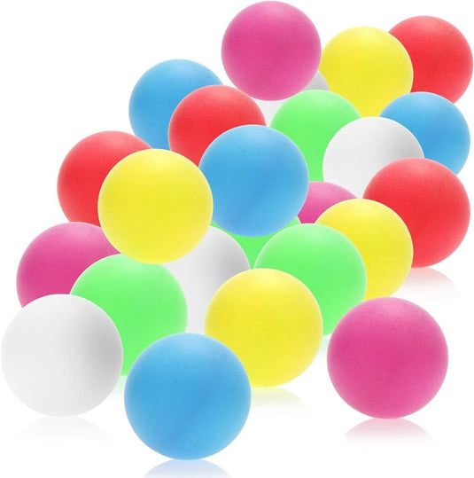 Een collectie van 24 duurzame tafeltennisballen, verkrijgbaar in roze, blauw, groen, geel, rood en wit, is verspreid over een witte achtergrond. Deze standaard 40 mm ballen van "De perfecte set van 24 tafeltennisballen" voegen levendige charme toe, perfect voor pingpong of bierpong.