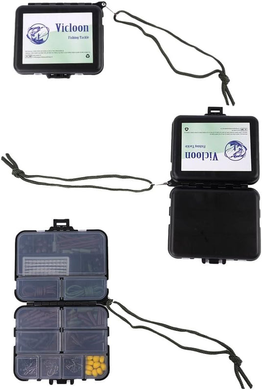De Onmisbare vishaken kit voor elke vissessie! is een zwarte tacklebox met een groen draagkoord, die zowel gesloten als open kan worden tentoongesteld en is voorzien van verdeelde compartimenten met diverse visaccessoires.