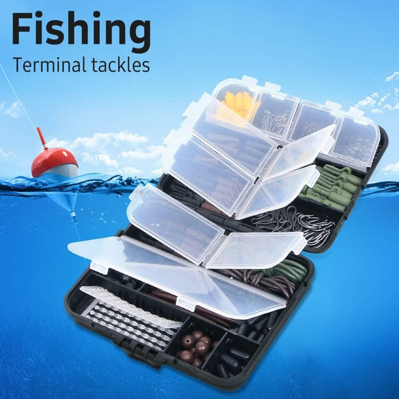 Laad afbeelding in Galerijviewer, De Onmisbare vishaken kit voor elke vissessie! bestaat uit een tacklebox met compartimenten voor diverse visaccessoires zoals haken en kunstaas, tegen een blauwe waterachtergrond met een drijvende dobber.
