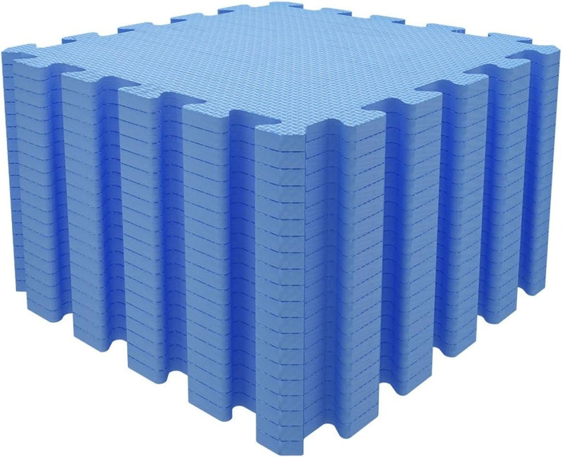 Laad afbeelding in Galerijviewer, Een kubusvormige opstelling van in elkaar grijpende blauwe schuimstukken uit onze zachte puzzelmattenset, gepresenteerd tegen een witte achtergrond, transformeert uw vloer in een veilige en comfortabele ruimte.
