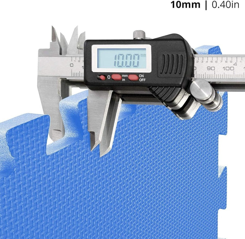 Laad afbeelding in Galerijviewer, Een schuifmaat toont een vloermat van blauw getextureerd schuim, met een dikte van 10,00 mm (0,40 inch), uit de collectie Transformeer je vloer met onze zachte interlockende puzzelmat.
