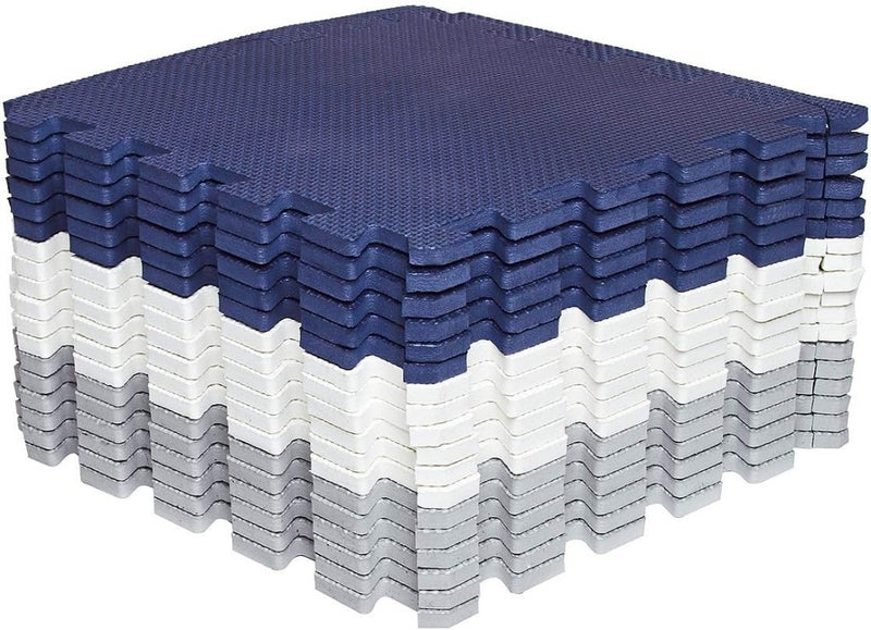 Laad afbeelding in Galerijviewer, Een stapel Transformeer je vloer met onze zachte interlockende puzzelmat in de kleuren marineblauw, wit en grijs is in afwisselende lagen gerangschikt om een veilige, comfortabele ruimte te creëren.
