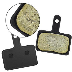 Load image into Gallery viewer, Close-up van Perfecte remblokken voor jouw mountainbike avonturen! met een halfmetalen wrijvingsoppervlak met bevestigingsgaten, weergegeven vanuit verschillende hoeken.
