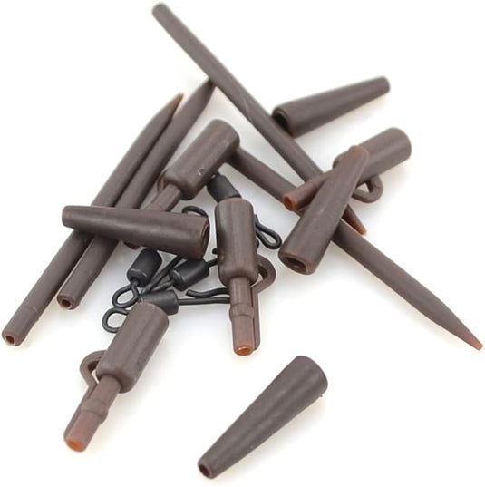 Een set bruine vistuigonderdelen, waaronder wartels, line aligners, safety lead clips en helikopter hair rigs uit het product "Ontdek de ultieme karpervissen rig set voor een succesvolle uitkomst!", verspreid op een wit oppervlak.