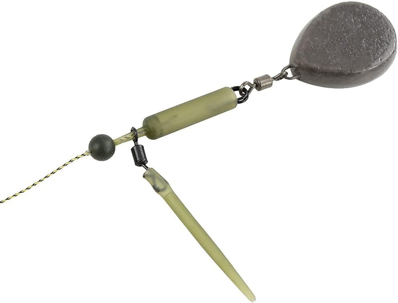 Load image into Gallery viewer, Probeer de &quot;Ontdek de ultieme karpervissen rig set voor een succesvolle uitkomst!&quot; Voorzien van een loden gewicht, groene slang, veiligheidsloodclips, een draaibare connector en een groene lijnstopper op een gevlochten lijn.
