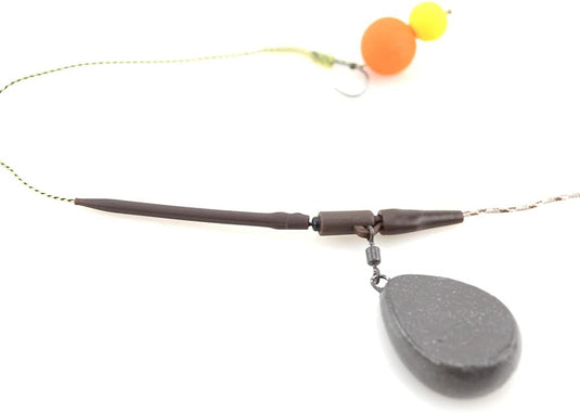 Ontdek de ultieme karpervissen rig set, inclusief een loden gewicht, bruine buis, safety lead clips voor veilige verbindingen en twee oranje-gele float balls aan een vislijn, voor een succesvolle oplossing!.