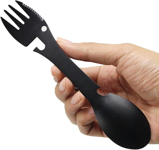Een hand houdt 'De ultieme multifunctionele campinglepel: Jouw beste vriend voor elk avontuur' vast, een slank, roestvrijstalen 5-in-1 gereedschap met een vork, lepel, mesrand en flesopener voor alle outdoor-eetbehoeften.