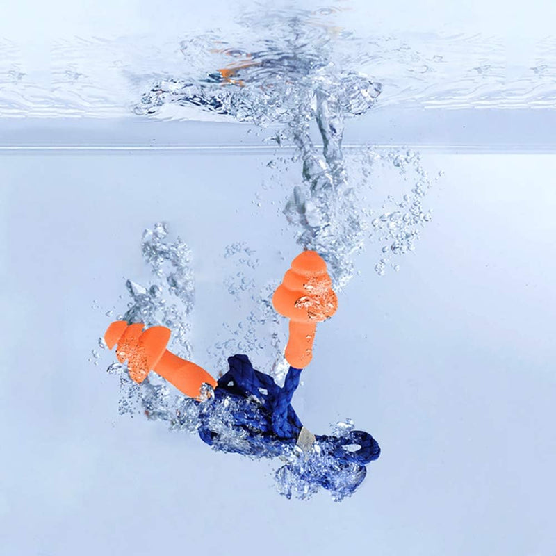 Laad afbeelding in Galerijviewer, Oranje zwemoordopjes en een blauwe neusclip, gemaakt van herbruikbare siliconen, ondergedompeld in water met belletjes die naar de oppervlakte stijgen. Optimaliseer je bescherming met onze herbruikbare siliconen oordopjes!.
