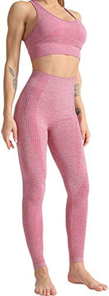 Persoon die een bijpassende roze yoga-trainingsset draagt, bestaande uit een mouwloze top en naadloze leggings van ademende stof. Product: "Zie er geweldig uit en voel je geweldig in deze 3-delige yoga workoutset!.