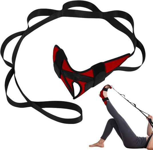 Een persoon demonstreert het gebruik van de rood-zwarte voetenrek genaamd "Vergroot je flexibiliteit en voorkom blessures met deze yoga-stretchband! 🧘‍♀️💪" door aan de riemen te trekken om het been te strekken terwijl hij ligt.