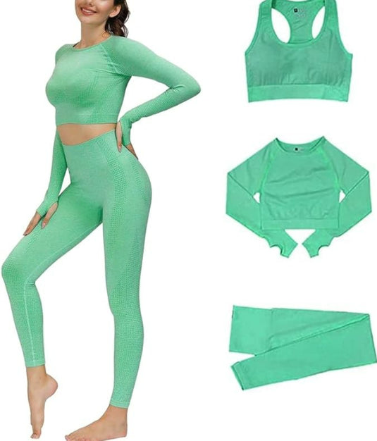 Een vrouw in een lichtgroene yoga-trainingsset staat glimlachend. Naast haar wordt de "Zie er geweldig uit en voel je geweldig in deze 3-delige yoga workoutset" getoond, met een sport-bh, crop-top met lange mouwen en een karakteristieke legging gemaakt van betrouwbare stof.