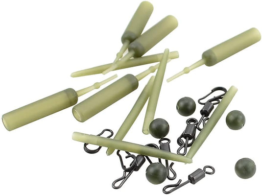 Een collectie groene visaccessoires met de "Ontdek de ultieme karpervissen-rig set voor een succesvolle oplossing", met wartels, kralen en buizen gerangschikt op een witte achtergrond.