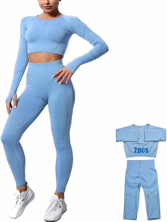 Een persoon draagt een bijpassende lichtblauwe 3-delige yoga workout set met een lange mouwen crop top en een legging met stiksels, gecombineerd met witte sneakers. Dezelfde ademende outfit wordt ook plat op de rechterkant getoond.