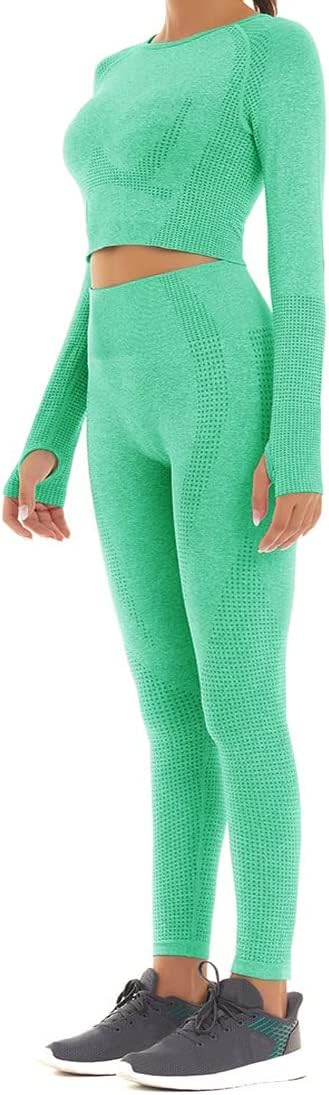 Een persoon in een groene yoga-workoutset, onderdeel van de Zie er geweldig uit en voel je geweldige yoga-workoutset, bestaande uit een top en legging met lange mouwen, gecombineerd met grijze sneakers, staat zijwaarts.