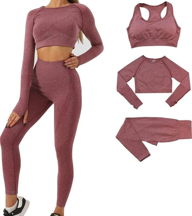Laad afbeelding in Galerijviewer, Een vrouw draagt de &quot;Zie er geweldig uit en voel je geweldig in deze 3-delige yoga workoutset!&quot; met een naadloze cropped top en legging. Andere weergaven benadrukken de veelzijdigheid van de ademende stof met een sport-bh, crop-top met lange mouwen en een losse legging die afzonderlijk wordt gedragen.
