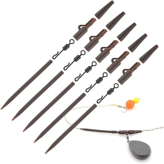 Bruine vistuigset met wartels, haken en kegelvormige rubberen toppen inclusief een veiligheidsloodclip en gewicht, plus twee oranje dobbers op een lijn. Ideaal voor het maken van helikopter hair rigs. Ontdek de ultieme karpervissen rig set voor een succesvolle vangst!.