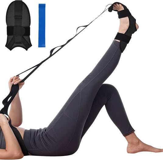 Een persoon die op zijn rug ligt, gebruikt de Vergroot je flexibiliteit en voorkom blessures met deze yoga-stretchband! 🧘‍♀️💪 op één been, met een weerstandsband en voethouder in de buurt om de flexibiliteit te vergroten en blessures te voorkomen.