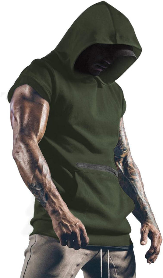 Een gespierd persoon in sportieve uitrusting - een 💪 Mouwloze hoodie die beweegt zoals jij, functioneel en stijlvol in donkergroen - staat met het hoofd omlaag en gebalde vuisten, klaar voor elke training.