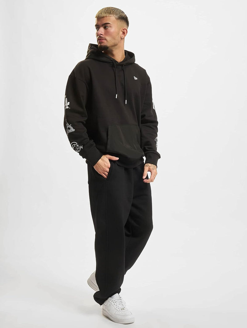 Laad afbeelding in Galerijviewer, Een persoon in een zwarte hoodie en &quot;Comfortabele en stijlvolle joggingbroek voor heren&quot; staat tegen een witte achtergrond en kijkt opzij, terwijl hij witte sneakers draagt.
