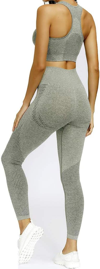 Laad afbeelding in Galerijviewer, In een grijs naadloos atletisch ensemble kijkt de persoon de andere kant op om zijn of haar &quot;Zie er geweldig uit en voel je geweldig in deze 3-delige yoga workoutset!&quot; te laten zien. Ze dragen witte sneakers en staan tegen een effen witte achtergrond.
