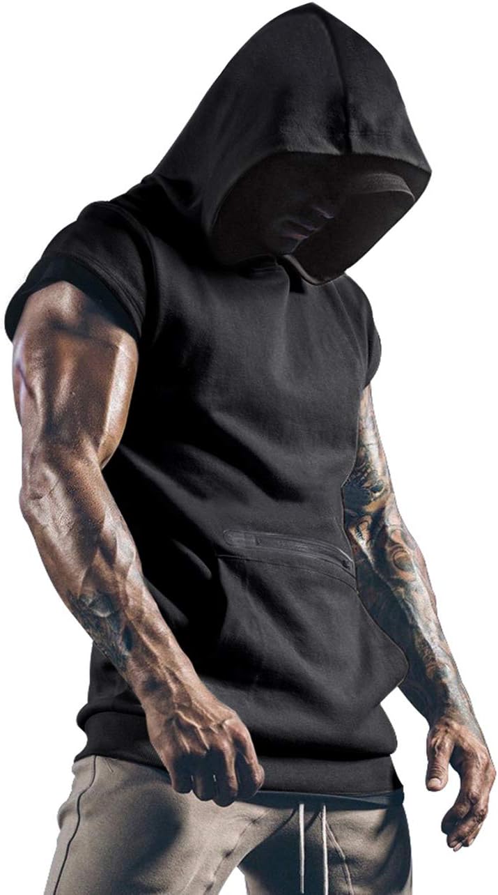 Laad afbeelding in Galerijviewer, Een gespierd persoon in sportieve kleding: de 💪 Mouwloze hoodie die beweegt zoals jij – functioneel, stijlvol en perfect voor elke workout 💥, met capuchon op, lichte jogger en soortgelijke getatoeërde armen, kijkt naar beneden.
