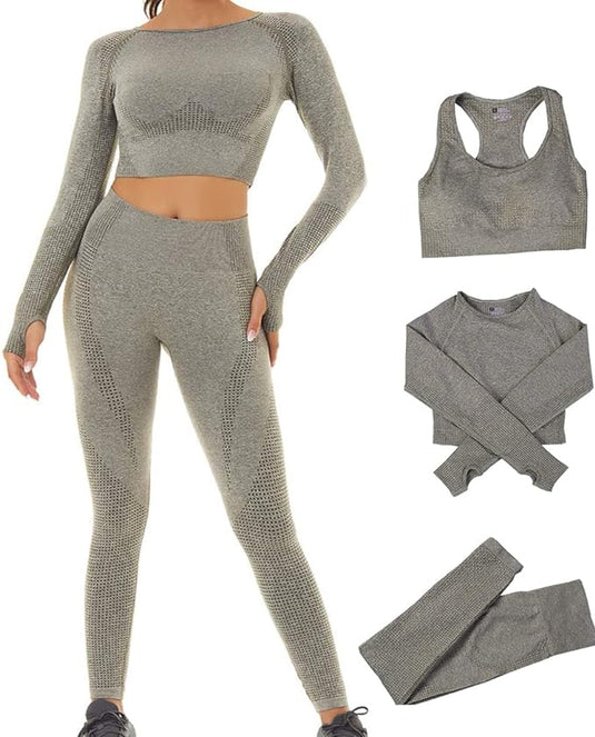 Een vrouw in grijze sportkleding, met een crop-top met lange mouwen en een naadloze legging, staat tegen een witte achtergrond. Naast haar liggen extra tops en de 3-delige yoga workoutset: "Zie er geweldig uit en voel je geweldig in deze.