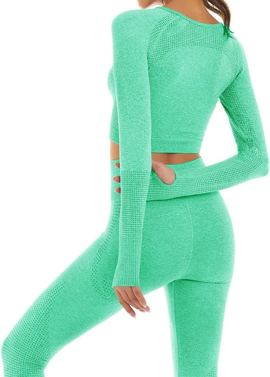 Iemand draagt de 3-delige yoga workoutset en draagt de groene crop top met lange mouwen en leggings. Gemaakt van versleten stof, zijn ze perfect voor rustige yoga workouts. De legging met sluitende naden zorgt voor meer comfort en beweging, en ziet er opvallend stijlvol uit van achteren.