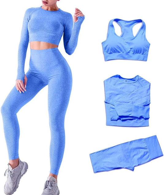 Een persoon draagt de blauwe atletische yoga-workoutset met een legging en een top met lange mouwen, allemaal onderdeel van de "Zie er geweldig uit en voel je geweldig in deze 3-delige yoga-workoutset!" Er zit ook een sportbeha, een T-shirt en een shortje van geweven stof naast.
