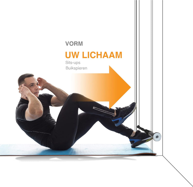 Laad afbeelding in Galerijviewer, Een persoon voert sit-ups uit op een mat met de voeten vastgezet, gemarkeerd door &quot;VORM UW LICHAAM.&quot; Verbeter uw training met een Optrekstang voor je deurkozijn - Verstelbaar, antislip en eenvoudig te monteren zonder schroeven voor optimale grip.
