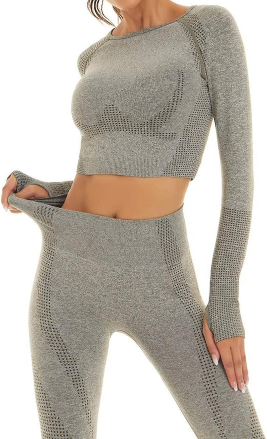 Iemand in de "Zie er geweldig uit en voel je geweldig in deze 3-delige yoga workoutset!" grijze crop top met lange mouwen en verstelbare legging met hoge taille.