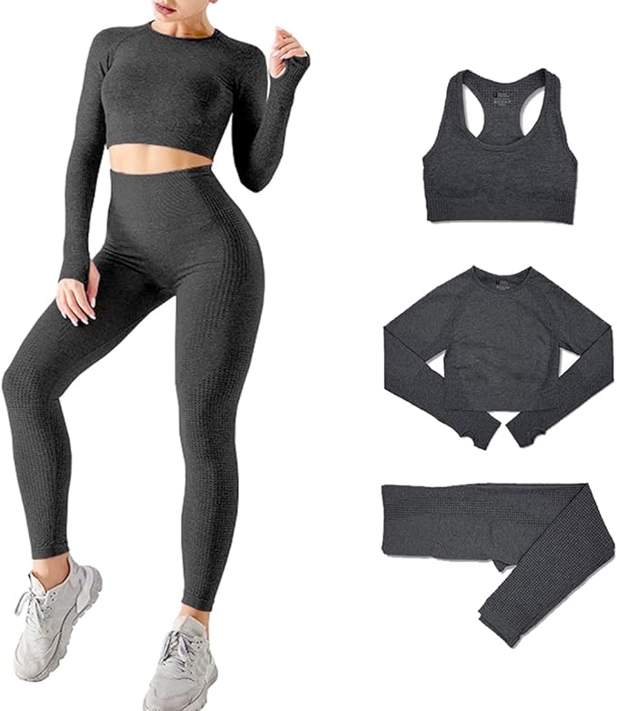 Laad afbeelding in Galerijviewer, Een persoon draagt een bijpassende donkergrijze yogaset uit de collectie &quot;Zie er geweldig uit en voel je geweldig in deze 3-delige yoga workoutset!&quot;, met een croptop met lange mouwen en naadloze leggings van ademend materiaal. De afbeeldingen in de buurt tonen de sportbeha, de top met lange mouwen en de leggings uit de set.
