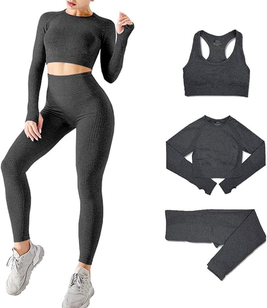 Een persoon draagt een bijpassende donkergrijze yogaset uit de collectie "Zie er geweldig uit en voel je geweldig in deze 3-delige yoga workoutset!", met een croptop met lange mouwen en naadloze leggings van ademend materiaal. De afbeeldingen in de buurt tonen de sportbeha, de top met lange mouwen en de leggings uit de set.