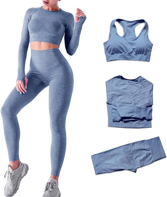 Laad afbeelding in Galerijviewer, Een vrouw draagt een blauwe atletische outfit, ideaal voor yoga. Aan de rechterkant complementeren een bijpassende sportbeha en top een vervangende legging gemaakt van vaste stof, die comfort en stijl garandeert. Product: Zie er geweldig uit en voel je geweldig in deze 3-delige yoga workoutset!.
