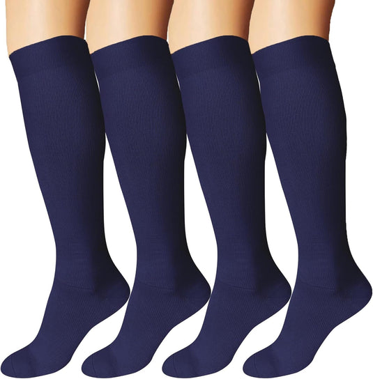 Maximale ondersteuning en comfort – Ontdek de kracht van compressiekousen! 🏃‍♂️🦵 Vier paar benen dragen navy compressiekousen op witte achtergrond, perfect voor bloedcirculatie en minder spiervermoeidheid.
