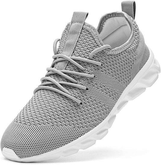 De 👟 wandelschoenen voor dames – lichtgewicht comfort voor elke stap 🌸 hebben een lichtgrijze gebreide bovenkant, bestendige mesh-voering, witte dempende zool en redelijke veters; getoond in een schuin zijaanzicht.