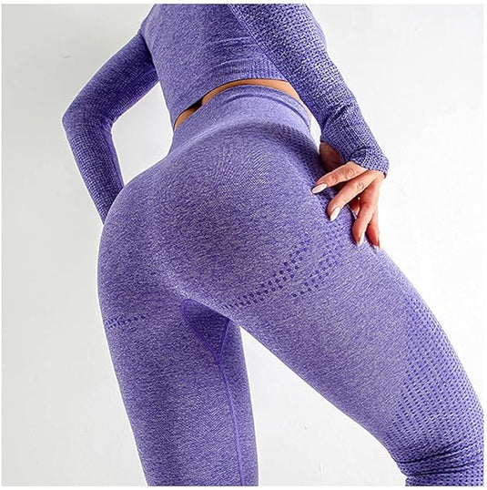 Gekleed in de 3-delige yoga-work-outset draagt een persoon een paarse outfit met een strakke, sluitende legging en een top met lange mouwen van versleten stof.