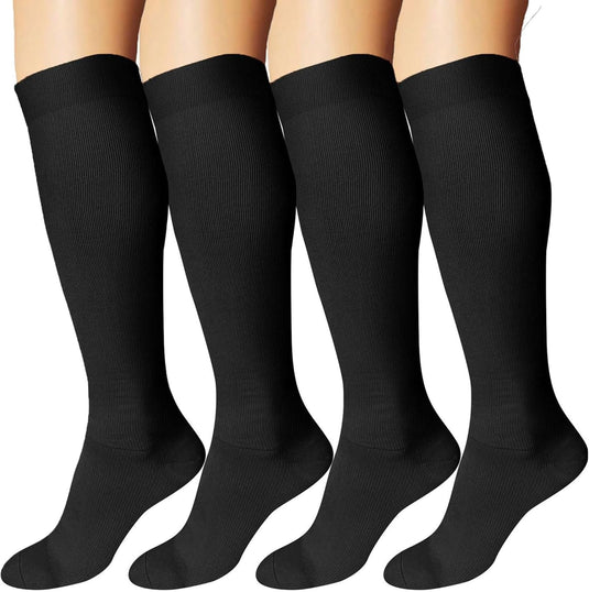 Vier paar benen dragen Maximale ondersteuning en comfort compressiekousen, zijaanzicht op wit – perfect voor optimale bloedcirculatie en minder spiervermoeidheid. Ontdek de kracht van compressiekousen! 🏃‍♂️🦵.